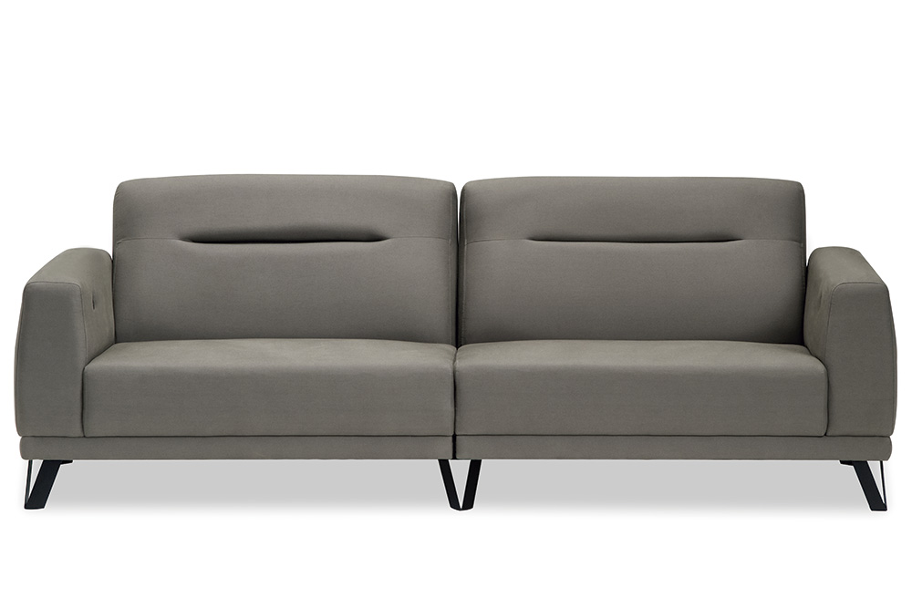 A imagem mostra um espaço com fundo totalmente branco. No centro encontra-se o sofá Izzy com dois lugares na cor cinza com pés de metal na cor preta e um detalhe vertical no estofado do encosto.