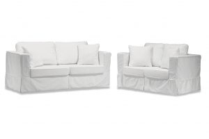 A imagem tem um fundo totalmente branco. No centro encontram-se dois sofás usando a Capa Lucia na cor branca.